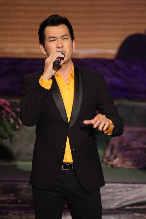 Hồ Trung Dũng vừa đảm nhận vai trò MC vừa làm ca sĩ