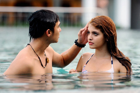 Vài tháng trước, cặp đôi này công khai tình yêu và sau đó, họ liên tục tung những ảnh tình cảm lên mạng.