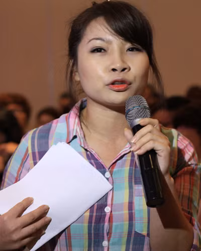 Hầu hết các nhà báo, đặc biệt là các nhà báo lớn tuổi đều cảm thấy "bực mình", thậm chí khá bức xúc trước hành động của thí sinh đội Đàm Vĩnh Hưng. Phát biểu về hành động này, Quỳnh Trang cho biết: "Đầu tiên em xin lỗi các anh chị phóng viên, lúc đó em cũng hơi nóng tính nên phản ứng hơi thái quá. Thật sự là em không giật micro"