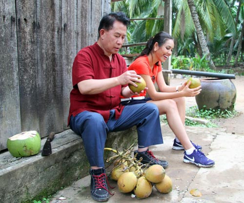 Chia sẻ về chuyến du ngoạn miền Tây cùng vua bếp Yan Can Cook, Hoàng My nói: "Với tôi, chuyến đi này rất vui. Tôi cảm thấy mình là người may mắn khi được dịp đặt chân đến các miền đất, đi sâu vào cuộc sống của con người trên quê hương mình. Và tôi thương quê hương đất nước con người mình hơn".