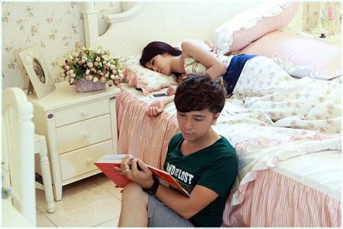 Rũ bỏ hình ảnh cá tính, Emily nhập vai vào MV “Đừng làm anh đau” là một cô gái dịu dàng và kiêu sa. Rũ bỏ hình ảnh cá tính, Emily nhập vai vào MV “Đừng làm anh đau” là một cô gái dịu dàng và kiêu sa.