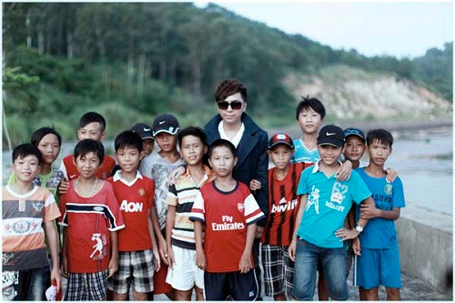 Minh Vương chụp cùng các fan nhí tại Hải Phòng trong dịp quay MV mới. Sau khi cho ra mắt single “Đừng làm anh đau” nói trên, Minh Vương chính thức Nam tiến để mở rộng, phát triển tên tuổi của mình. Minh Vương chụp cùng các fan nhí tại Hải Phòng trong dịp quay MV mới. Sau khi cho ra mắt single “Đừng làm anh đau” nói trên, Minh Vương chính thức Nam tiến để mở rộng, phát triển tên tuổi của mình.