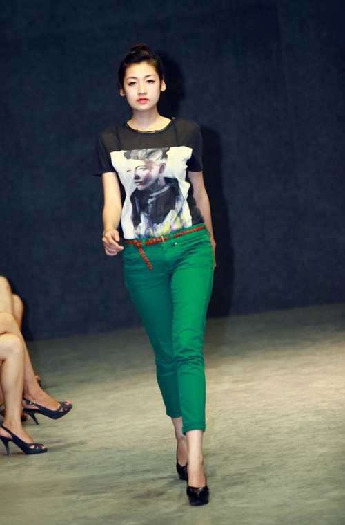 Không phải xuất hiện với tư cách khách mời đến xem chương trình mà thay vào đó, Tú Anh sẽ góp mặt với vai trò người mẫu. Có lẽ đây là lần đầu tiên Á hậu HHVN 2012 đến với một sân khấu thời trang lớn như vậy.(Theo afamily)