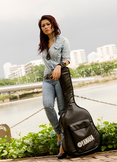 H’zina Bya – thí sinh bị “xử ép” trong clip “dàn xếp kết quả The Voice” bày tỏ:"Zina hy vọng đây chỉ là một scandal do ai đó dàn xếp. Còn tình cảm của mình dành cho chị Phương Uyên vẫn không thay đổi. Chị ấy vẫn luôn là thần tượng của mình".(Theo ione)