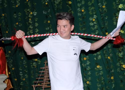 Mr. Đàm vào vai Dương Tôn Bảo sánh vai bên Cẩm Ly Mr. Đàm vào vai Dương Tôn Bảo sánh vai bên Cẩm Ly