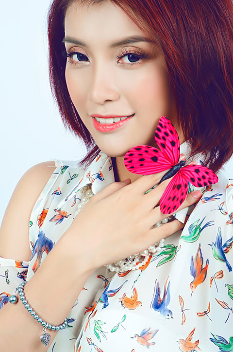 Gặp cháu gái Lam Trường ngay sau cuộc gặp khẩn cấp của BTC cuộc thi về scandal dàn xếp kết quả, cô vẫn giữ được sự bình tĩnh và cho thấy sự cố này không khiến cô phải hốt hoảng. Gặp cháu gái Lam Trường ngay sau cuộc gặp khẩn cấp của BTC cuộc thi về scandal dàn xếp kết quả, cô vẫn giữ được sự bình tĩnh và cho thấy sự cố này không khiến cô phải hốt hoảng.