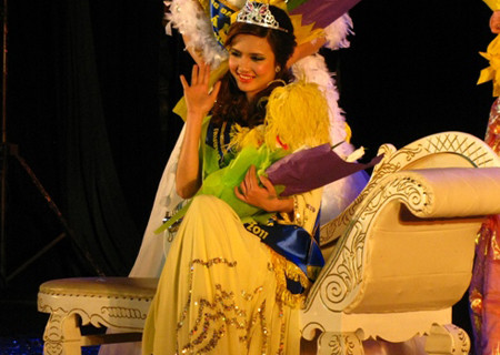 Khánh Chi trên sân khấu đêm chung kết Hoa khôi Đại học Văn hóa. Khánh Chi trên sân khấu đêm chung kết Hoa khôi Đại học Văn hóa.