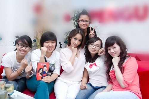 Khánh Thi làm điệu như các bạn trẻ. Khánh Thi làm điệu như các bạn trẻ.