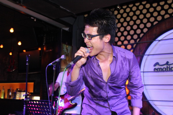 Anh chàng "sung" tới độ áo đẫm mồ hôi