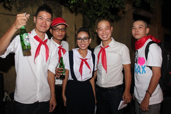 Ca sĩ Thảo Trang (giữa) cùng ê-kíp diện trang phục học sinh cấp 2