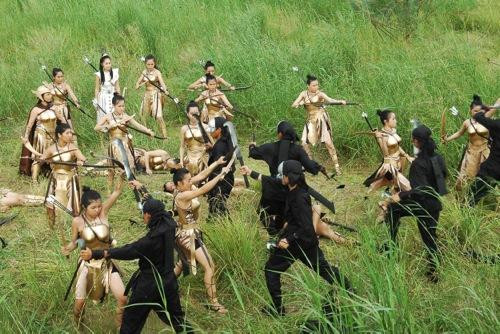 Phim cũng quy tụ lực lượng cascadeur hùng hậu nhất từ trước đến nay với hơn 100 người thực hiện những cảnh đánh nhau, bay lượn trên không. Các đại cảnh giao chiến giữa công chúa Quỳnh Nga với bọn cướp, cảnh Thạch Sanh đấu với chằn tinh... đều được cả đoàn phim đầu tư kỹ lưỡng. Phim cũng quy tụ lực lượng cascadeur hùng hậu nhất từ trước đến nay với hơn 100 người thực hiện những cảnh đánh nhau, bay lượn trên không. Các đại cảnh giao chiến giữa công chúa Quỳnh Nga với bọn cướp, cảnh Thạch Sanh đấu với chằn tinh... đều được cả đoàn phim đầu tư kỹ lưỡng.