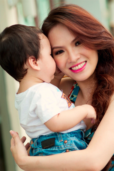 Hai mẹ con nữ diễn viên ngập tràn hạnh phúc trước ống kính máy ảnh