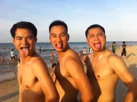 Gây sốt nhất là bức ảnh 3 danh hài: Xuân Bắc, Thành Trung, Tự Long cởi trần trên bãi biển và... thè lưỡi cute kiểu tuổi teen. Bức ảnh hài hước này nhận được gần 40.000 lượt "like", gần 3.000 lượt bình luận và hơn 400 lượt chia sẻ. Đa số các ý kiến đều thốt lên: "hài hước quá", "hài nhỉ". Bình luận phổ biến nhất là: "Lưỡi anh Xuân Bắc dài nhất" Gây sốt nhất là bức ảnh 3 danh hài: Xuân Bắc, Thành Trung, Tự Long cởi trần trên bãi biển và... thè lưỡi cute kiểu tuổi teen. Bức ảnh hài hước này nhận được gần 40.000 lượt "like", gần 3.000 lượt bình luận và hơn 400 lượt chia sẻ. Đa số các ý kiến đều thốt lên: "hài hước quá", "hài nhỉ". Bình luận phổ biến nhất là: "Lưỡi anh Xuân Bắc dài nhất"
