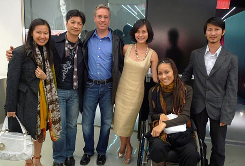 Angela cùng chồng tới dự buổi giao lưu giới thiệu phim Cánh đồng bất tận tại Mỹ. Angela cùng chồng tới dự buổi giao lưu giới thiệu phim Cánh đồng bất tận tại Mỹ.