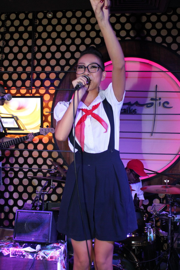 Tuy "ngụy trang" trong bộ đồng phục hiền lành, mái tóc độc đáo vẫn "tố cáo" đây chỉ có thể là Thảo Trang