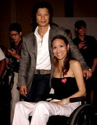 Angela đồng hành cùng chồng trong buổi triển lãm từ thiện Câu chuyện nhỏ của tôi. Angela đồng hành cùng chồng trong buổi triển lãm từ thiện Câu chuyện nhỏ của tôi.