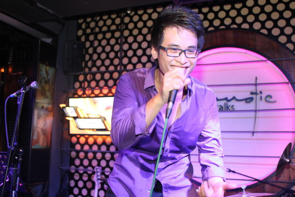 ...nhưng vẫn cười rất tươi