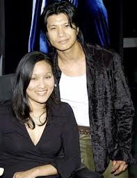 Angela dù tật nguyền nhưng vẫn luôn theo sát chồng trên những bước đường sự nghiệp. Cô luôn xuất hiện cùng anh trong những buổi giao lưu quảng bá phim và những buổi từ thiện. Angela dù tật nguyền nhưng vẫn luôn theo sát chồng trên những bước đường sự nghiệp. Cô luôn xuất hiện cùng anh trong những buổi giao lưu quảng bá phim và những buổi từ thiện.