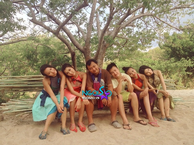 Ai nấy cũng cảm thấy luyến tiếc khi phải rời xa phim trường, nơi vốn đã quá quen thuộc và gần gũi với cả đoàn làm phim sau hơn 2 tháng qua! Ai nấy cũng cảm thấy luyến tiếc khi phải rời xa phim trường, nơi vốn đã quá quen thuộc và gần gũi với cả đoàn làm phim sau hơn 2 tháng qua!