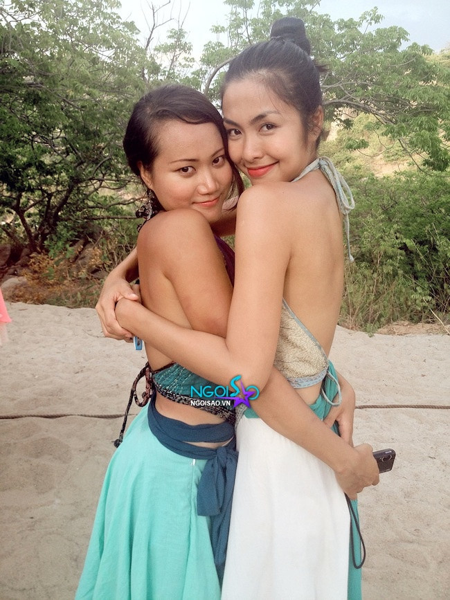 Hà Tăng tranh thủ...ôm ấp Kim Dung. Hà Tăng tranh thủ...ôm ấp Kim Dung.