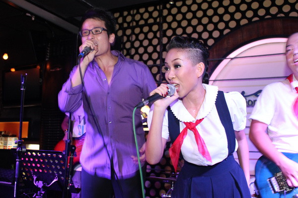 Cả 2 cùng nhau khuấy động sân khấu