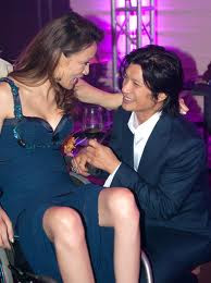 Những cử chỉ âu yếm của họ khiến biết bao người ghen tị và cảm phục Những cử chỉ âu yếm của họ khiến biết bao người ghen tị và cảm phục