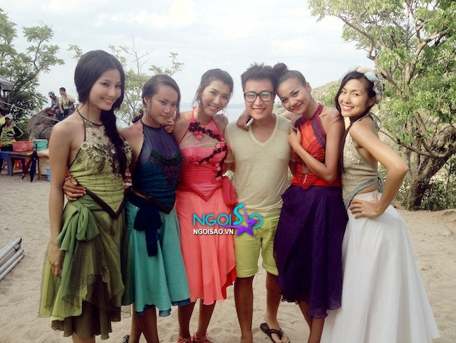 Dàn mỹ nhân "khủng" của "Mỹ nhân kế": Diễm My 9X, Kim Dung, Ngọc Quyên, Thanh Hằng và Hà Tăng chụp hình kỉ niệm cùng một người bạn Dàn mỹ nhân "khủng" của "Mỹ nhân kế": Diễm My 9X, Kim Dung, Ngọc Quyên, Thanh Hằng và Hà Tăng chụp hình kỉ niệm cùng một người bạn