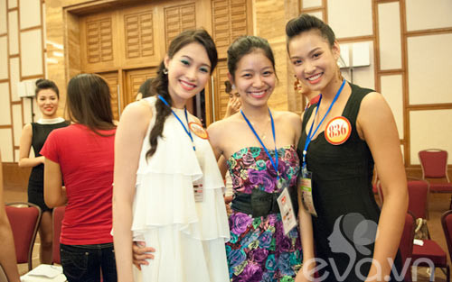 Các thí sinh rất thân thiện với nhau trong buổi học.