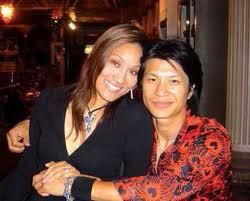 Câu chuyện tình yêu của họ giống như một “huyền thoại về tình yêu và lòng chung thủy”. Câu chuyện tình yêu của họ giống như một “huyền thoại về tình yêu và lòng chung thủy”.