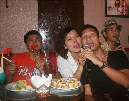 Tiếp theo là những bức ảnh được post trên Facebook có tên Xuan Bac. Trong bức ảnh, "bộ ba khoe lưỡi" vẫn là những nhân vật chủ yếu, bối cảnh là trong 1 phòng karaoke, các danh hài chăm chú cầm mic thi thố giọng ca của mình. Bức ảnh này được hơn 35.000 lượt "like". Tiếp theo là những bức ảnh được post trên Facebook có tên Xuan Bac. Trong bức ảnh, "bộ ba khoe lưỡi" vẫn là những nhân vật chủ yếu, bối cảnh là trong 1 phòng karaoke, các danh hài chăm chú cầm mic thi thố giọng ca của mình. Bức ảnh này được hơn 35.000 lượt "like".