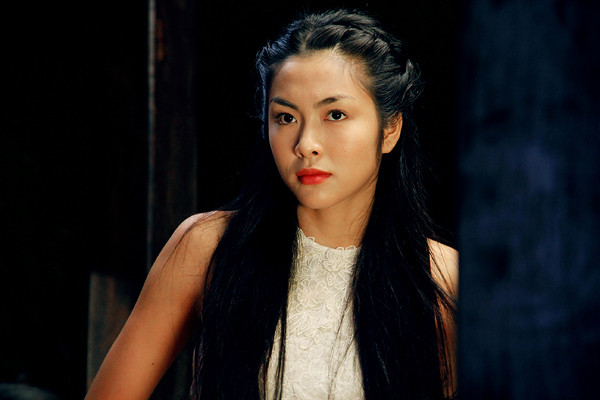 Trong phim, cô gái Linh Lan bị bỏ rơi trong rừng. Cô được "tú bà" Kiều Thị (Thanh Hằng đóng) cùng nhóm kỹ nữ Đào Thị (Ngọc Quyên), Mai Thị (Diễm My 9X), Liễu Thị (Kim Dung) cứu về lầu xanh. Tại đây, cô được đào tạo để trở thành một kỹ nữ cũng như sát thủ chuyên nghiệp. Tuy vẻ ngoài trong sáng, ngây thơ nhưng bên trong con người cô lại ẩn chứa nhiều bí mật. Trong phim, cô gái Linh Lan bị bỏ rơi trong rừng. Cô được "tú bà" Kiều Thị (Thanh Hằng đóng) cùng nhóm kỹ nữ Đào Thị (Ngọc Quyên), Mai Thị (Diễm My 9X), Liễu Thị (Kim Dung) cứu về lầu xanh. Tại đây, cô được đào tạo để trở thành một kỹ nữ cũng như sát thủ chuyên nghiệp. Tuy vẻ ngoài trong sáng, ngây thơ nhưng bên trong con người cô lại ẩn chứa nhiều bí mật.