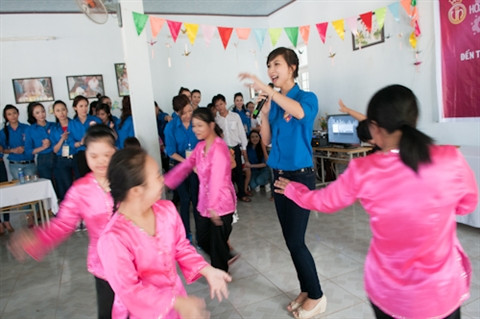 Tại trung tâm bảo trợ trẻ em nhiễm chất độc da cam và trẻ em bất hạnh, các thí sinh đã tổ chức giao lưu văn nghệ với các em Tại trung tâm bảo trợ trẻ em nhiễm chất độc da cam và trẻ em bất hạnh, các thí sinh đã tổ chức giao lưu văn nghệ với các em