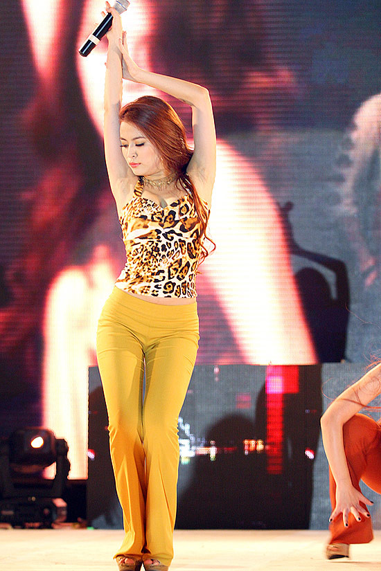 Đó cũng là lý do các bước nhảy của nữ ca sĩ không thể nhanh và mạnh như cô vẫn thường thể hiện trong các chương trình lớn nhỏ khác.
