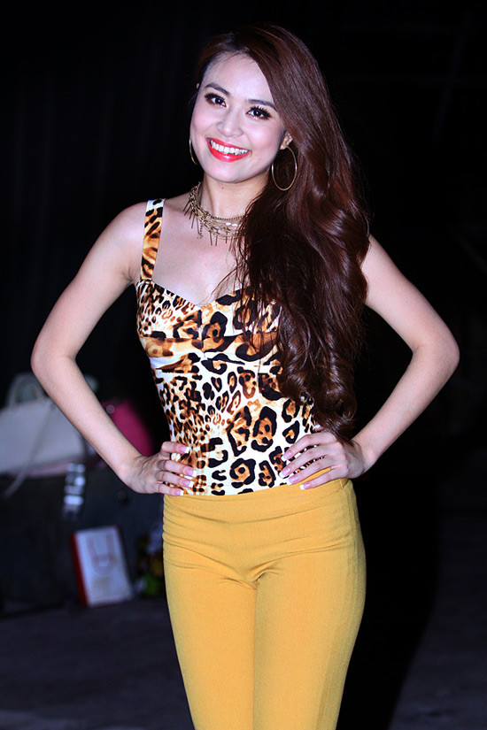 Tham gia chương trình ca nhạc tổ chức tại Trung tâm triển lãm Giảng Võ tối ngày 11/8 - đúng vào ngày sinh nhật, Hoàng Thùy Linh có mặt từ khá sớm.