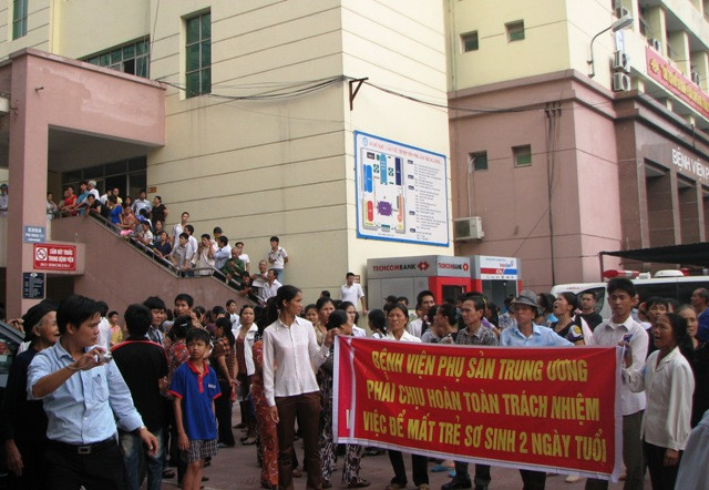 Rất đông người quan tâm đến sự việc đã tập trung tại sân bệnh viện phụ sản TƯ