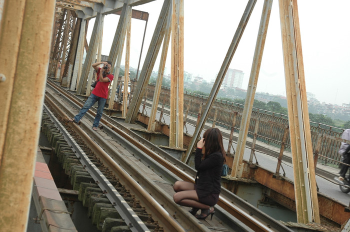 "Em nhìn vào máy ảnh cười lên, kệ tàu nhé!" "Em nhìn vào máy ảnh cười lên, kệ tàu nhé!"