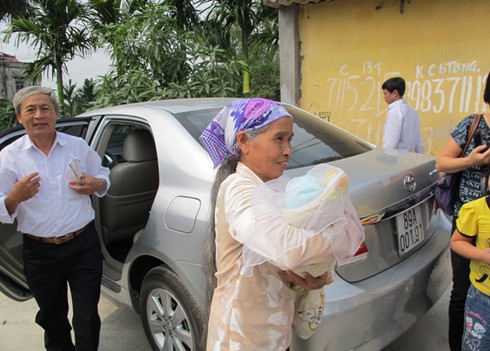 Ôtô chở bé Trường Hà (anh Chiều đổi tên con từ Văn Trường thành Trường Hà) vừa về đến nhà, lập tức bé bị bao vây trong vòng tay của người thân. Bà trẻ bé là người ra đón cháu đầu tiên. Ôtô chở bé Trường Hà (anh Chiều đổi tên con từ Văn Trường thành Trường Hà) vừa về đến nhà, lập tức bé bị bao vây trong vòng tay của người thân. Bà trẻ bé là người ra đón cháu đầu tiên.