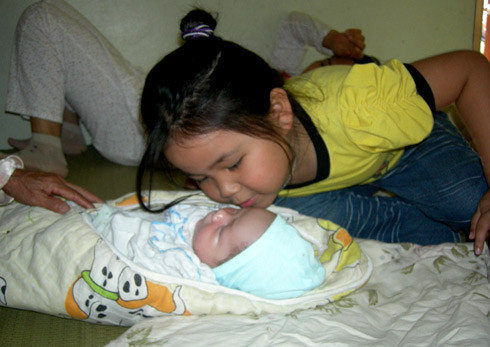 Thấy ôtô đậu trước nhà, bé Ngân, cô con gái đầu lòng của vợ chồng anh Chiều đã hô toáng lên "Em của cháu đâu rồi?", chạy hết xe này đến xe kia để tìm em. Một người họ hàng cho biết: "Ngân thương em lắm. Mấy hôm chưa tìm thấy em, cháu toàn kêu khổ vì mất em, buồn, không ăn được nhiều". Thấy ôtô đậu trước nhà, bé Ngân, cô con gái đầu lòng của vợ chồng anh Chiều đã hô toáng lên "Em của cháu đâu rồi?", chạy hết xe này đến xe kia để tìm em. Một người họ hàng cho biết: "Ngân thương em lắm. Mấy hôm chưa tìm thấy em, cháu toàn kêu khổ vì mất em, buồn, không ăn được nhiều".