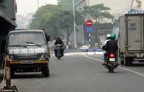 Nhằm giảm ách tắc tại tuyến trọng điểm phía tây, Sở Giao thông Vận tải Hà Nội tổ chức phân luồng lại tại khu vực nút giao thông Vạn Bảo - Kim Mã và Đào Tấn - Liễu Giai. Nhờ đó, giao thông tại khu vực này đã thông thoáng hơn trước.