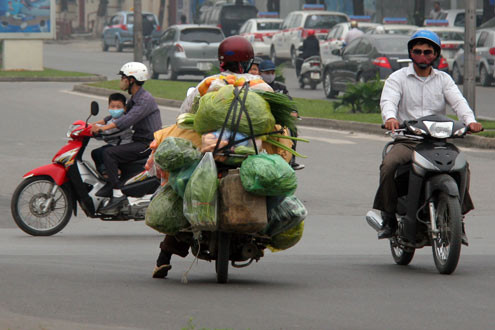 Trong vòng nửa tiếng buổi sáng thứ bảy, đã có hàng trăm người đi ngược chiều.