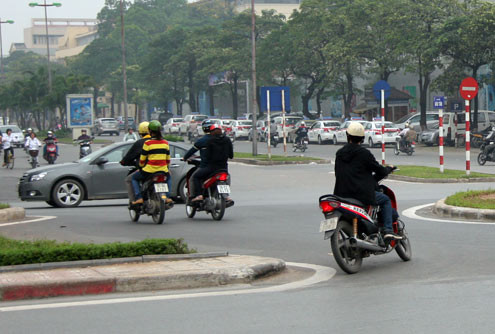 Dù đoạn thông từ phố Đào Tấn sang Liễu Giai cắm biển đường một chiều nhưng nhiều người từ Liễu Giai vẫn cố đi ngược chiều vào phố Đào Tấn...