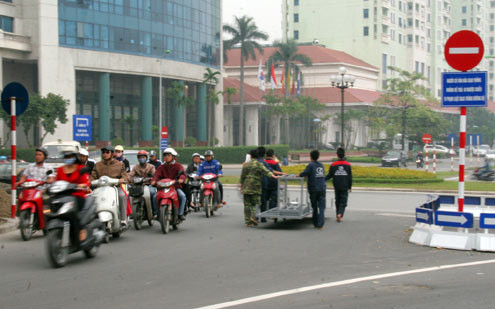 ...xe tự chế cũng bỏ qua biển cấm.