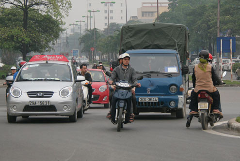 Đây không phải lần đầu tiên cơ quan chức năng phải đính kèm giải thích bên dưới mỗi tấm biển cấm nhưng dường như ý thức giao thông của người dân không chuyển biến. Do vậy, nhiều ý kiến cho rằng cần xử phạt nghiêm các trường hợp vi phạm thì mới mong cải thiện tình trạng lộn xộn, thiếu văn hóa giao thông trên đường phố thủ đô hiện nay.