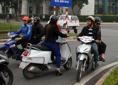 ...gây ra những xung đột giao thông tại khu vực thường xuyên ùn tắc.