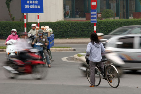 Không chỉ người đi xe máy mà người đi xe đạp...