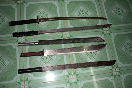 Hung khí các đối tượng chém nhau. Ảnh: Đ.N Hung khí các đối tượng chém nhau. Ảnh: Đ.N