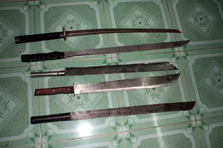 Hung khí các đối tượng chém nhau. Ảnh: Đ.N Hung khí các đối tượng chém nhau. Ảnh: Đ.N
