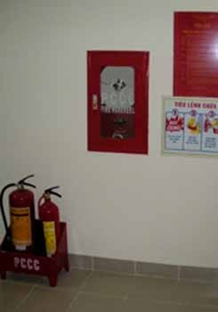 Khi bước chân vào một ngôi nhà cao tầng, nhiều tầng, việc đầu tiên bạn cần phải để ý xem cầu thang bộ, cầu thang thoát nạn ở đâu. Có thể bạn đi bằng lối thang máy nhưng vẫn cần đưa mắt chú ý đến vị trí đặt các phương tiện chữa cháy để khi xảy ra hỏa hoạn, các phương tiện này có thể giúp bạn thoát nạn. Hoặc đôi khi các cuộn dây vòi nước chính là các “dây” cứu nạn khi có hỏa hoạn. Khi có cháy hãy bình tĩnh suy xét là yếu tố quan trọng nhất. Dùng các thiết bị chữa cháy có sẵn dập tắt đám cháy. Nếu không dập được cháy hãy đóng cửa phòng bị cháy lại. Tìm các lối thoát nạn sẵn có theo đèn chỉ dẫn (hoặc nghe thông báo qua hệ thống truyền thanh, vô tuyến). Có thể tìm lối thoát sang các phòng khác. Lưu ý hãy sử dụng cầu thang bộ hay theo lối đèn có chữ "EXIT" - lối ra để thoát nạn. Tuyệt đối không dùng thang máy vì khi xảy ra hỏa hoạn có thể nguồn điện bị ngắt, bạn sẽ bạn kẹt trong đó. Đồng thời trên đường đi, hãy báo cho hàng xóm hoặc những người khác ở các phòng lân cận biết đang có cháy xảy ra. Nếu phải băng qua lửa thì hãy dùng chăn, áo thấm nước ướt trùm lên người. Bò hoặc đi khom người khi di chuyển trong vùng có nhiều khói. Nếu có điều kiện, hãy dùng khăn thấm nước để bị lên mũi sẽ giúp hạn chế hít phải khí độc. Lưu ý: nếu phải mở cửa hãy kiểm tra nhiệt độ trước khi mở (bằng cách sờ tay vào cửa). Nếu nhiệt độ quá cao, tuyệt đối không được mở. Khi mở cửa, nên tránh mặt, né người sang một bên đề phòng lửa tạt (để tránh tổn thương do hiện tượng chênh lệch áp suất). Khi vào phòng nếu thấy có khói lùa vào hãy dùng vải, giẻ ướt chặn lấy chân cửa. Nếu không tìm thấy lối ra cửa chính, hãy di chuyển ra ban công hoặc mở cửa sổ. Rồi từ ban công/cửa sổ hãy hô to cho mọi người biết. Sau đó gọi ngay cho lực lượng phòng cháy chữa cháy (số 114) để thông báo vị trí cụ thể của mình. Trong khi chờ đợi lực lượng phòng cháy chữa cháy chuyên nghiệp, hãy tìm các phương tiện cứu nạn có sẵn trong tòa nhà được trang bị từ trước như thang, dây thoát hiểm để xuống. Hãy quan sát kỹ để tìm kiếm phương tiện, đôi khi tấm rèm, ga xé dọc, quần áo gió buộc lại cũng có thể là phương tiện giúp bạn thoát nạn. Lưu ý, tuyệt đối không hoảng hốt, nhảy từ trên cao xuống sẽ rất nguy hiểm. Khi có thang, đệm của lực lượng phòng cháy chữa cháy, cứu hộ cứu nạn đến và được yêu cầu, bạn mới nhảy xuống. Khi bước chân vào một ngôi nhà cao tầng, nhiều tầng, việc đầu tiên bạn cần phải để ý xem cầu thang bộ, cầu thang thoát nạn ở đâu. Có thể bạn đi bằng lối thang máy nhưng vẫn cần đưa mắt chú ý đến vị trí đặt các phương tiện chữa cháy để khi xảy ra hỏa hoạn, các phương tiện này có thể giúp bạn thoát nạn. Hoặc đôi khi các cuộn dây vòi nước chính là các “dây” cứu nạn khi có hỏa hoạn. Khi có cháy hãy bình tĩnh suy xét là yếu tố quan trọng nhất. Dùng các thiết bị chữa cháy có sẵn dập tắt đám cháy. Nếu không dập được cháy hãy đóng cửa phòng bị cháy lại. Tìm các lối thoát nạn sẵn có theo đèn chỉ dẫn (hoặc nghe thông báo qua hệ thống truyền thanh, vô tuyến). Có thể tìm lối thoát sang các phòng khác. Lưu ý hãy sử dụng cầu thang bộ hay theo lối đèn có chữ "EXIT" - lối ra để thoát nạn. Tuyệt đối không dùng thang máy vì khi xảy ra hỏa hoạn có thể nguồn điện bị ngắt, bạn sẽ bạn kẹt trong đó. Đồng thời trên đường đi, hãy báo cho hàng xóm hoặc những người khác ở các phòng lân cận biết đang có cháy xảy ra. Nếu phải băng qua lửa thì hãy dùng chăn, áo thấm nước ướt trùm lên người. Bò hoặc đi khom người khi di chuyển trong vùng có nhiều khói. Nếu có điều kiện, hãy dùng khăn thấm nước để bị lên mũi sẽ giúp hạn chế hít phải khí độc. Lưu ý: nếu phải mở cửa hãy kiểm tra nhiệt độ trước khi mở (bằng cách sờ tay vào cửa). Nếu nhiệt độ quá cao, tuyệt đối không được mở. Khi mở cửa, nên tránh mặt, né người sang một bên đề phòng lửa tạt (để tránh tổn thương do hiện tượng chênh lệch áp suất). Khi vào phòng nếu thấy có khói lùa vào hãy dùng vải, giẻ ướt chặn lấy chân cửa. Nếu không tìm thấy lối ra cửa chính, hãy di chuyển ra ban công hoặc mở cửa sổ. Rồi từ ban công/cửa sổ hãy hô to cho mọi người biết. Sau đó gọi ngay cho lực lượng phòng cháy chữa cháy (số 114) để thông báo vị trí cụ thể của mình. Trong khi chờ đợi lực lượng phòng cháy chữa cháy chuyên nghiệp, hãy tìm các phương tiện cứu nạn có sẵn trong tòa nhà được trang bị từ trước như thang, dây thoát hiểm để xuống. Hãy quan sát kỹ để tìm kiếm phương tiện, đôi khi tấm rèm, ga xé dọc, quần áo gió buộc lại cũng có thể là phương tiện giúp bạn thoát nạn. Lưu ý, tuyệt đối không hoảng hốt, nhảy từ trên cao xuống sẽ rất nguy hiểm. Khi có thang, đệm của lực lượng phòng cháy chữa cháy, cứu hộ cứu nạn đến và được yêu cầu, bạn mới nhảy xuống.