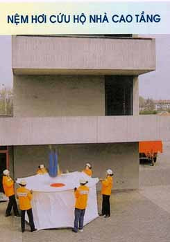 Khi bước chân vào một ngôi nhà cao tầng, nhiều tầng, việc đầu tiên bạn cần phải để ý xem cầu thang bộ, cầu thang thoát nạn ở đâu. Có thể bạn đi bằng lối thang máy nhưng vẫn cần đưa mắt chú ý đến vị trí đặt các phương tiện chữa cháy để khi xảy ra hỏa hoạn, các phương tiện này có thể giúp bạn thoát nạn. Hoặc đôi khi các cuộn dây vòi nước chính là các “dây” cứu nạn khi có hỏa hoạn. Khi có cháy hãy bình tĩnh suy xét là yếu tố quan trọng nhất. Dùng các thiết bị chữa cháy có sẵn dập tắt đám cháy. Nếu không dập được cháy hãy đóng cửa phòng bị cháy lại. Tìm các lối thoát nạn sẵn có theo đèn chỉ dẫn (hoặc nghe thông báo qua hệ thống truyền thanh, vô tuyến). Có thể tìm lối thoát sang các phòng khác. Lưu ý hãy sử dụng cầu thang bộ hay theo lối đèn có chữ "EXIT" - lối ra để thoát nạn. Tuyệt đối không dùng thang máy vì khi xảy ra hỏa hoạn có thể nguồn điện bị ngắt, bạn sẽ bạn kẹt trong đó. Đồng thời trên đường đi, hãy báo cho hàng xóm hoặc những người khác ở các phòng lân cận biết đang có cháy xảy ra. Nếu phải băng qua lửa thì hãy dùng chăn, áo thấm nước ướt trùm lên người. Bò hoặc đi khom người khi di chuyển trong vùng có nhiều khói. Nếu có điều kiện, hãy dùng khăn thấm nước để bị lên mũi sẽ giúp hạn chế hít phải khí độc. Lưu ý: nếu phải mở cửa hãy kiểm tra nhiệt độ trước khi mở (bằng cách sờ tay vào cửa). Nếu nhiệt độ quá cao, tuyệt đối không được mở. Khi mở cửa, nên tránh mặt, né người sang một bên đề phòng lửa tạt (để tránh tổn thương do hiện tượng chênh lệch áp suất). Khi vào phòng nếu thấy có khói lùa vào hãy dùng vải, giẻ ướt chặn lấy chân cửa. Nếu không tìm thấy lối ra cửa chính, hãy di chuyển ra ban công hoặc mở cửa sổ. Rồi từ ban công/cửa sổ hãy hô to cho mọi người biết. Sau đó gọi ngay cho lực lượng phòng cháy chữa cháy (số 114) để thông báo vị trí cụ thể của mình. Trong khi chờ đợi lực lượng phòng cháy chữa cháy chuyên nghiệp, hãy tìm các phương tiện cứu nạn có sẵn trong tòa nhà được trang bị từ trước như thang, dây thoát hiểm để xuống. Hãy quan sát kỹ để tìm kiếm phương tiện, đôi khi tấm rèm, ga xé dọc, quần áo gió buộc lại cũng có thể là phương tiện giúp bạn thoát nạn. Lưu ý, tuyệt đối không hoảng hốt, nhảy từ trên cao xuống sẽ rất nguy hiểm. Khi có thang, đệm của lực lượng phòng cháy chữa cháy, cứu hộ cứu nạn đến và được yêu cầu, bạn mới nhảy xuống. Khi bước chân vào một ngôi nhà cao tầng, nhiều tầng, việc đầu tiên bạn cần phải để ý xem cầu thang bộ, cầu thang thoát nạn ở đâu. Có thể bạn đi bằng lối thang máy nhưng vẫn cần đưa mắt chú ý đến vị trí đặt các phương tiện chữa cháy để khi xảy ra hỏa hoạn, các phương tiện này có thể giúp bạn thoát nạn. Hoặc đôi khi các cuộn dây vòi nước chính là các “dây” cứu nạn khi có hỏa hoạn. Khi có cháy hãy bình tĩnh suy xét là yếu tố quan trọng nhất. Dùng các thiết bị chữa cháy có sẵn dập tắt đám cháy. Nếu không dập được cháy hãy đóng cửa phòng bị cháy lại. Tìm các lối thoát nạn sẵn có theo đèn chỉ dẫn (hoặc nghe thông báo qua hệ thống truyền thanh, vô tuyến). Có thể tìm lối thoát sang các phòng khác. Lưu ý hãy sử dụng cầu thang bộ hay theo lối đèn có chữ "EXIT" - lối ra để thoát nạn. Tuyệt đối không dùng thang máy vì khi xảy ra hỏa hoạn có thể nguồn điện bị ngắt, bạn sẽ bạn kẹt trong đó. Đồng thời trên đường đi, hãy báo cho hàng xóm hoặc những người khác ở các phòng lân cận biết đang có cháy xảy ra. Nếu phải băng qua lửa thì hãy dùng chăn, áo thấm nước ướt trùm lên người. Bò hoặc đi khom người khi di chuyển trong vùng có nhiều khói. Nếu có điều kiện, hãy dùng khăn thấm nước để bị lên mũi sẽ giúp hạn chế hít phải khí độc. Lưu ý: nếu phải mở cửa hãy kiểm tra nhiệt độ trước khi mở (bằng cách sờ tay vào cửa). Nếu nhiệt độ quá cao, tuyệt đối không được mở. Khi mở cửa, nên tránh mặt, né người sang một bên đề phòng lửa tạt (để tránh tổn thương do hiện tượng chênh lệch áp suất). Khi vào phòng nếu thấy có khói lùa vào hãy dùng vải, giẻ ướt chặn lấy chân cửa. Nếu không tìm thấy lối ra cửa chính, hãy di chuyển ra ban công hoặc mở cửa sổ. Rồi từ ban công/cửa sổ hãy hô to cho mọi người biết. Sau đó gọi ngay cho lực lượng phòng cháy chữa cháy (số 114) để thông báo vị trí cụ thể của mình. Trong khi chờ đợi lực lượng phòng cháy chữa cháy chuyên nghiệp, hãy tìm các phương tiện cứu nạn có sẵn trong tòa nhà được trang bị từ trước như thang, dây thoát hiểm để xuống. Hãy quan sát kỹ để tìm kiếm phương tiện, đôi khi tấm rèm, ga xé dọc, quần áo gió buộc lại cũng có thể là phương tiện giúp bạn thoát nạn. Lưu ý, tuyệt đối không hoảng hốt, nhảy từ trên cao xuống sẽ rất nguy hiểm. Khi có thang, đệm của lực lượng phòng cháy chữa cháy, cứu hộ cứu nạn đến và được yêu cầu, bạn mới nhảy xuống.