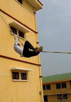 Khi bước chân vào một ngôi nhà cao tầng, nhiều tầng, việc đầu tiên bạn cần phải để ý xem cầu thang bộ, cầu thang thoát nạn ở đâu. Có thể bạn đi bằng lối thang máy nhưng vẫn cần đưa mắt chú ý đến vị trí đặt các phương tiện chữa cháy để khi xảy ra hỏa hoạn, các phương tiện này có thể giúp bạn thoát nạn. Hoặc đôi khi các cuộn dây vòi nước chính là các “dây” cứu nạn khi có hỏa hoạn. Khi có cháy hãy bình tĩnh suy xét là yếu tố quan trọng nhất. Dùng các thiết bị chữa cháy có sẵn dập tắt đám cháy. Nếu không dập được cháy hãy đóng cửa phòng bị cháy lại. Tìm các lối thoát nạn sẵn có theo đèn chỉ dẫn (hoặc nghe thông báo qua hệ thống truyền thanh, vô tuyến). Có thể tìm lối thoát sang các phòng khác. Lưu ý hãy sử dụng cầu thang bộ hay theo lối đèn có chữ "EXIT" - lối ra để thoát nạn. Tuyệt đối không dùng thang máy vì khi xảy ra hỏa hoạn có thể nguồn điện bị ngắt, bạn sẽ bạn kẹt trong đó. Đồng thời trên đường đi, hãy báo cho hàng xóm hoặc những người khác ở các phòng lân cận biết đang có cháy xảy ra. Nếu phải băng qua lửa thì hãy dùng chăn, áo thấm nước ướt trùm lên người. Bò hoặc đi khom người khi di chuyển trong vùng có nhiều khói. Nếu có điều kiện, hãy dùng khăn thấm nước để bị lên mũi sẽ giúp hạn chế hít phải khí độc. Lưu ý: nếu phải mở cửa hãy kiểm tra nhiệt độ trước khi mở (bằng cách sờ tay vào cửa). Nếu nhiệt độ quá cao, tuyệt đối không được mở. Khi mở cửa, nên tránh mặt, né người sang một bên đề phòng lửa tạt (để tránh tổn thương do hiện tượng chênh lệch áp suất). Khi vào phòng nếu thấy có khói lùa vào hãy dùng vải, giẻ ướt chặn lấy chân cửa. Nếu không tìm thấy lối ra cửa chính, hãy di chuyển ra ban công hoặc mở cửa sổ. Rồi từ ban công/cửa sổ hãy hô to cho mọi người biết. Sau đó gọi ngay cho lực lượng phòng cháy chữa cháy (số 114) để thông báo vị trí cụ thể của mình. Trong khi chờ đợi lực lượng phòng cháy chữa cháy chuyên nghiệp, hãy tìm các phương tiện cứu nạn có sẵn trong tòa nhà được trang bị từ trước như thang, dây thoát hiểm để xuống. Hãy quan sát kỹ để tìm kiếm phương tiện, đôi khi tấm rèm, ga xé dọc, quần áo gió buộc lại cũng có thể là phương tiện giúp bạn thoát nạn. Lưu ý, tuyệt đối không hoảng hốt, nhảy từ trên cao xuống sẽ rất nguy hiểm. Khi có thang, đệm của lực lượng phòng cháy chữa cháy, cứu hộ cứu nạn đến và được yêu cầu, bạn mới nhảy xuống. Khi bước chân vào một ngôi nhà cao tầng, nhiều tầng, việc đầu tiên bạn cần phải để ý xem cầu thang bộ, cầu thang thoát nạn ở đâu. Có thể bạn đi bằng lối thang máy nhưng vẫn cần đưa mắt chú ý đến vị trí đặt các phương tiện chữa cháy để khi xảy ra hỏa hoạn, các phương tiện này có thể giúp bạn thoát nạn. Hoặc đôi khi các cuộn dây vòi nước chính là các “dây” cứu nạn khi có hỏa hoạn. Khi có cháy hãy bình tĩnh suy xét là yếu tố quan trọng nhất. Dùng các thiết bị chữa cháy có sẵn dập tắt đám cháy. Nếu không dập được cháy hãy đóng cửa phòng bị cháy lại. Tìm các lối thoát nạn sẵn có theo đèn chỉ dẫn (hoặc nghe thông báo qua hệ thống truyền thanh, vô tuyến). Có thể tìm lối thoát sang các phòng khác. Lưu ý hãy sử dụng cầu thang bộ hay theo lối đèn có chữ "EXIT" - lối ra để thoát nạn. Tuyệt đối không dùng thang máy vì khi xảy ra hỏa hoạn có thể nguồn điện bị ngắt, bạn sẽ bạn kẹt trong đó. Đồng thời trên đường đi, hãy báo cho hàng xóm hoặc những người khác ở các phòng lân cận biết đang có cháy xảy ra. Nếu phải băng qua lửa thì hãy dùng chăn, áo thấm nước ướt trùm lên người. Bò hoặc đi khom người khi di chuyển trong vùng có nhiều khói. Nếu có điều kiện, hãy dùng khăn thấm nước để bị lên mũi sẽ giúp hạn chế hít phải khí độc. Lưu ý: nếu phải mở cửa hãy kiểm tra nhiệt độ trước khi mở (bằng cách sờ tay vào cửa). Nếu nhiệt độ quá cao, tuyệt đối không được mở. Khi mở cửa, nên tránh mặt, né người sang một bên đề phòng lửa tạt (để tránh tổn thương do hiện tượng chênh lệch áp suất). Khi vào phòng nếu thấy có khói lùa vào hãy dùng vải, giẻ ướt chặn lấy chân cửa. Nếu không tìm thấy lối ra cửa chính, hãy di chuyển ra ban công hoặc mở cửa sổ. Rồi từ ban công/cửa sổ hãy hô to cho mọi người biết. Sau đó gọi ngay cho lực lượng phòng cháy chữa cháy (số 114) để thông báo vị trí cụ thể của mình. Trong khi chờ đợi lực lượng phòng cháy chữa cháy chuyên nghiệp, hãy tìm các phương tiện cứu nạn có sẵn trong tòa nhà được trang bị từ trước như thang, dây thoát hiểm để xuống. Hãy quan sát kỹ để tìm kiếm phương tiện, đôi khi tấm rèm, ga xé dọc, quần áo gió buộc lại cũng có thể là phương tiện giúp bạn thoát nạn. Lưu ý, tuyệt đối không hoảng hốt, nhảy từ trên cao xuống sẽ rất nguy hiểm. Khi có thang, đệm của lực lượng phòng cháy chữa cháy, cứu hộ cứu nạn đến và được yêu cầu, bạn mới nhảy xuống.